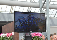 Niet alle medewerkers uit Tanzania konden overkomen, maar dankzij een life videoverbinding konden ze er toch een beetje bij zijn.